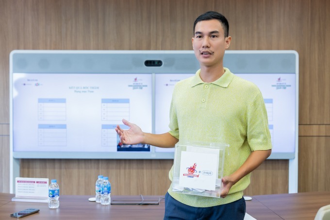 Ông Nguyễn Sơn Tùng chia sẻ và giải đáp thắc mắc về điều lệ giải. Ảnh: Tùng Đinh